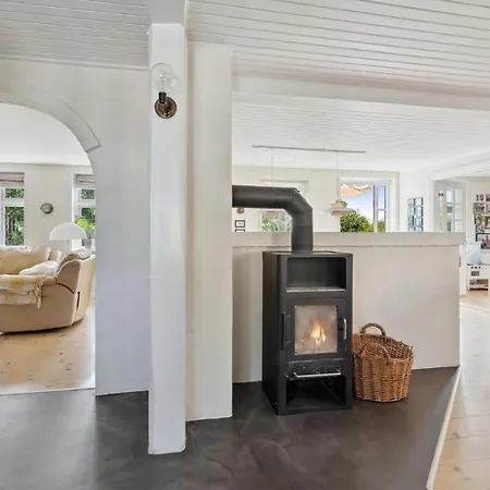 Дом отдыха 4 Bedroom In