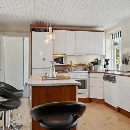 Дом отдыха 4 Bedroom In